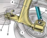 Подвеска правого заднего колеса: 1 – рычаг подвески; 2 – резинометаллический шарнир; 3 – кронштейн крепления рычага подвески; 4 – соединитель рычагов; 5 – амортизатор